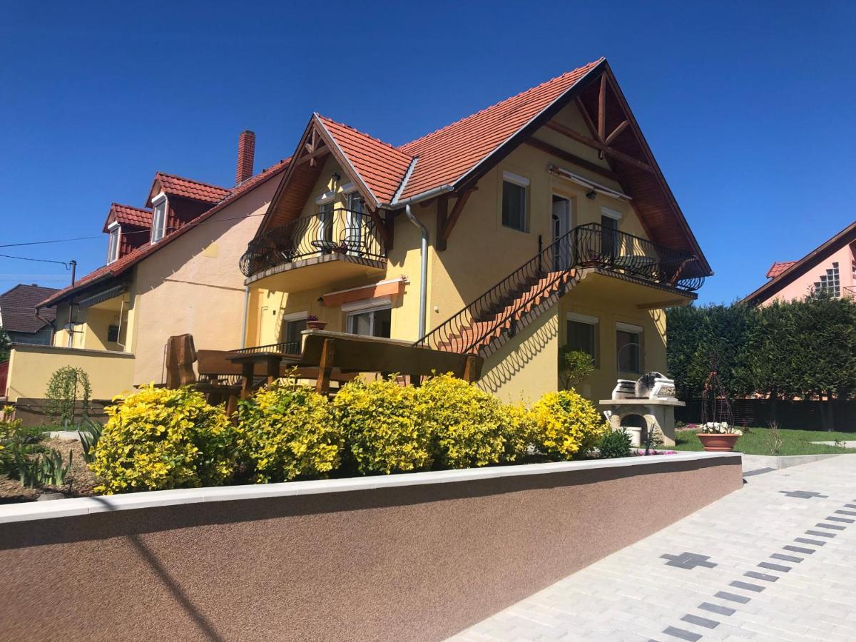 Apartamento Laura-Haus Vonyarcvashegy Exterior foto
